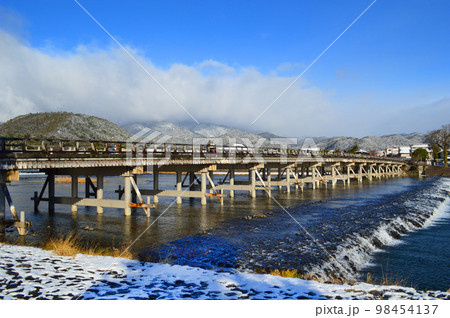 京都市嵐山 中之島からの渡月橋 雪景色 京都市嵐山 中之島からの渡月橋 雪景色 98454137
