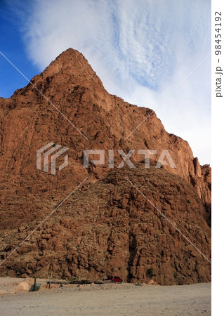 トドラ渓谷の岩山と青空~モロッコ トドラ渓谷の岩山と青空~モロッコ 98454192
