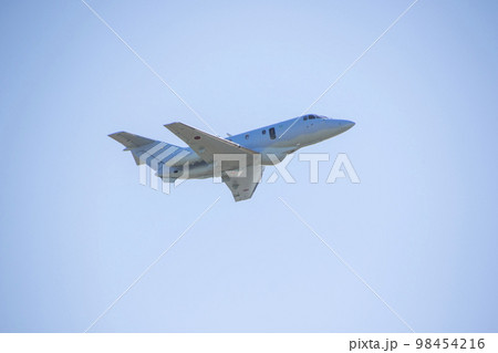 空を飛行する航空自衛隊のU-125A救難捜索機 98454216