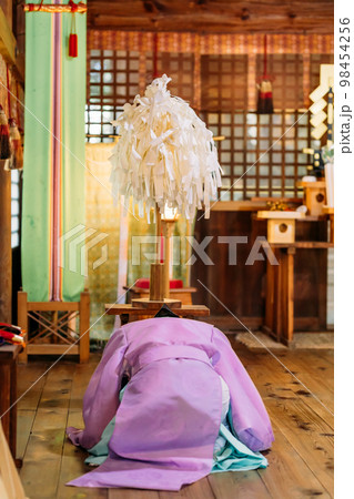 ご祈祷する宮司 98454256