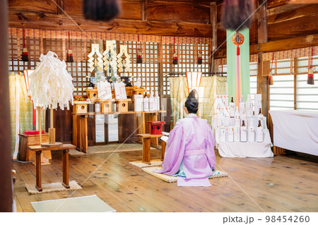 ご祈祷する宮司の写真素材 [98454260] - PIXTA