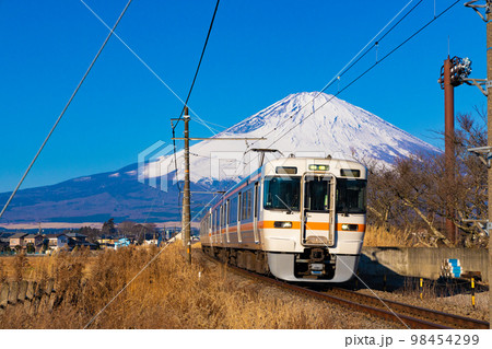 電車と富士山 98454299