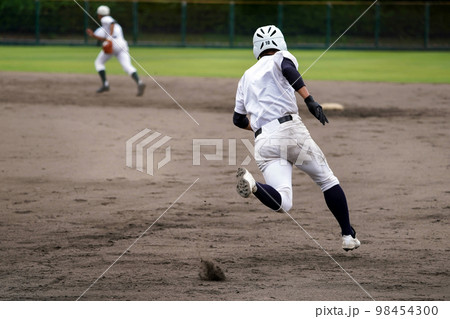 長打を放ってベースランニング（高校野球） 98454300