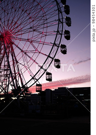 夕暮れ時の観覧車 98454301