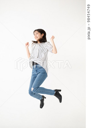 飛び跳ねる若い女性 飛び跳ねる若い女性 98454749