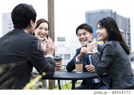 会社の屋上で会話する男女の会社員 98454772