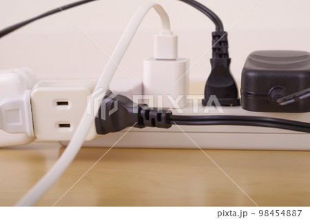 タコ足配線の電源コンセント タコ足配線の電源コンセント 98454887