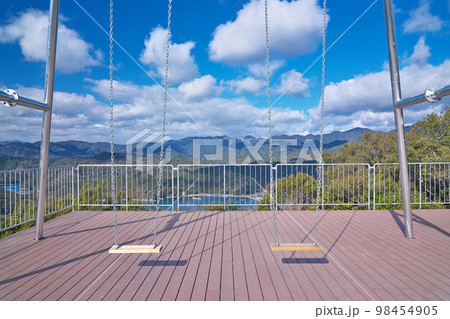 【たちばな展望台の絶景ブランコ】 三重県度会郡南伊勢町道行竈 98454905