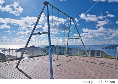 【たちばな展望台の絶景ブランコ】 三重県度会郡南伊勢町道行竈 【たちばな展望台の絶景ブランコ】 三重県度会郡南伊勢町道行竈 98454906