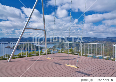 【たちばな展望台の絶景ブランコ】 三重県度会郡南伊勢町道行竈 98454910