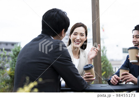 談笑するスーツの女性 談笑するスーツの女性 98455173