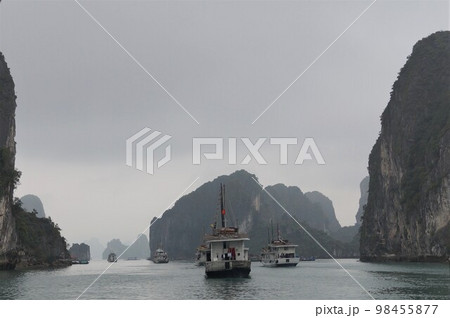 ベトナム ハロン湾の風景の写真素材 [98455877] - PIXTA