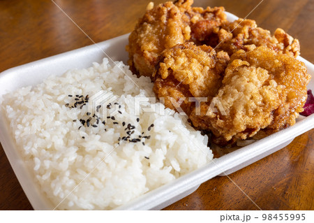 日本のとても美味しい鶏の唐揚げの弁当 98455995