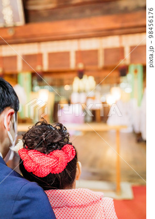 神社でご祈祷している様子 神社でご祈祷している様子 98456176