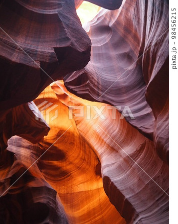 アンテロープキャニオンの美しいグラデーション 98456215