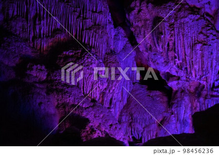 ベトナム ハロン湾 鍾乳洞のライトアップされた鍾乳石 98456236