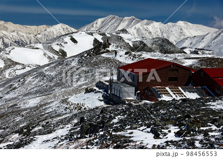 残雪の北アルプス・蝶ヶ岳から見る大天井岳への稜線 残雪の北アルプス・蝶ヶ岳から見る大天井岳への稜線 98456553