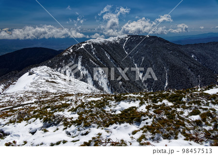 北アルプス・蝶ヶ岳から見る残雪の大滝山と安曇野 98457513
