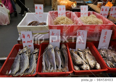 香港・徳輔道西の「海味街」で売られる塩干し魚（ハムユイ）。以前は安かったが現在は高価 98458403