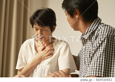 家で動悸がする中年女性 98458481