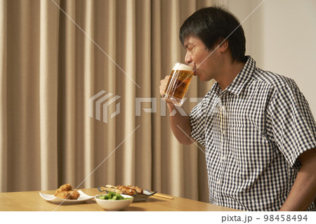 家で晩酌する中年男性 家で晩酌する中年男性 98458494