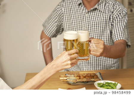 家で乾杯する熟年夫婦　顔無し 98458499