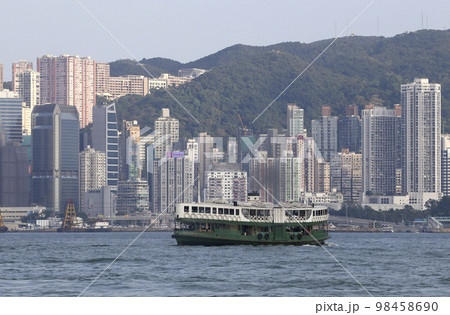 香港の高層ビル前をゆくスターフェリー 香港の高層ビル前をゆくスターフェリー 98458690