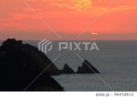 東シナ海の水平線に沈む夕日を中通島の夕日のスポットから眺めた光景 東シナ海の水平線に沈む夕日を中通島の夕日のスポットから眺めた光景 98458813
