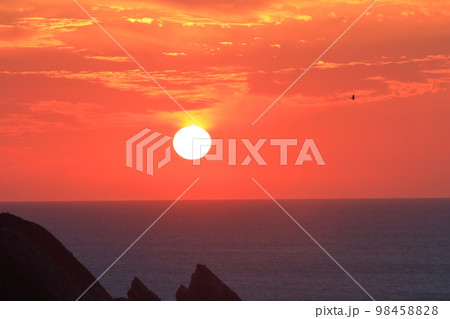 中通島からの東シナ海の水平線上の大きな夕日の眺め 98458828