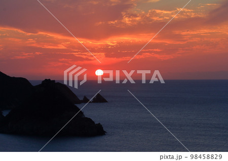 東シナ海の水平線に沈みゆく夕日を中通島の展望所から眺めた景色 98458829