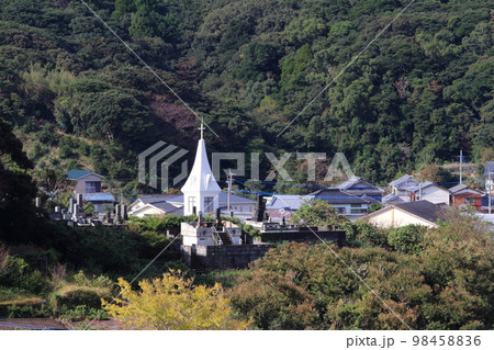 奈留島の集落の中に建つ奈留教会の景色 98458836