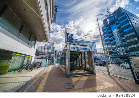 日本の横浜都市景観 相鉄新横浜線・東急新横浜線開業（3月予定）…新横浜駅や地下鉄新横浜駅などを望む 98458924