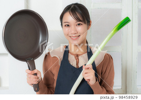 ねぎ 女性 フライパン ねぎ 女性 フライパン 98458929
