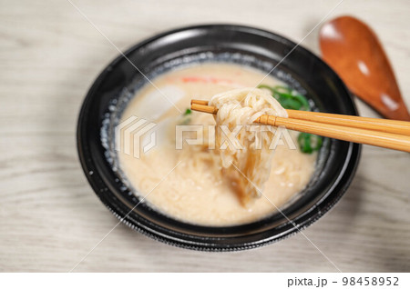 麺をすくった豆腐にゅうめん 98458952