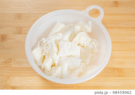 水でふやかして砕いた氷餅 水でふやかして砕いた氷餅 98459062