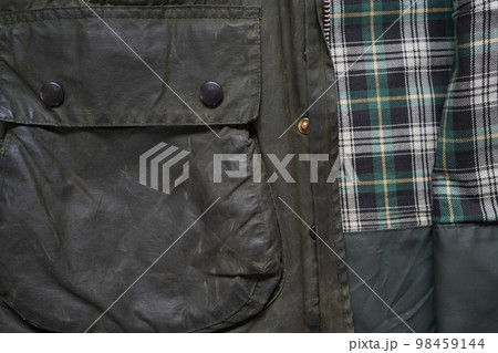 イングランド製のレインウェアで王室御用達のヴィンテージのワックスジャケットの裏地とポケット部分 98459144