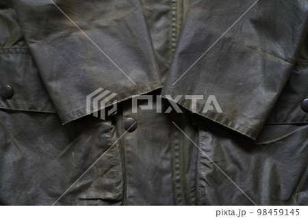 イギリス製のレインウェアで王室御用達のビンテージのワックスジャケットの腕部分 98459145