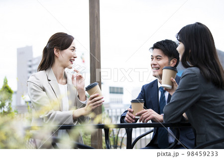 会社の屋上で会話する男女の会社員 98459233