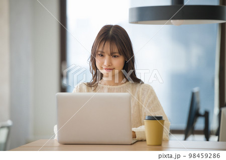 パソコンをつかう若い女性 パソコンをつかう若い女性 98459286