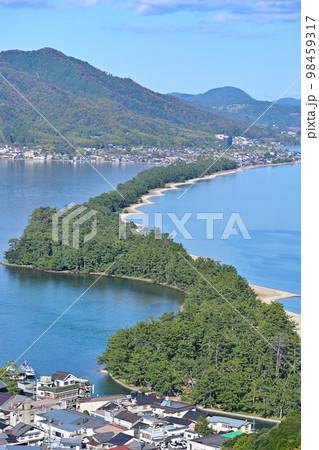 青空と青い海に映える「名勝天橋立」 98459317
