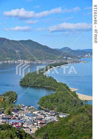 青空と青い海に映える「名勝天橋立」 98459318
