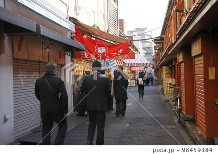 浅草の仲見世通りの裏道は、修学旅行の生徒や若い子が並ぶ 浅草の仲見世通りの裏道は、修学旅行の生徒や若い子が並ぶ 98459384