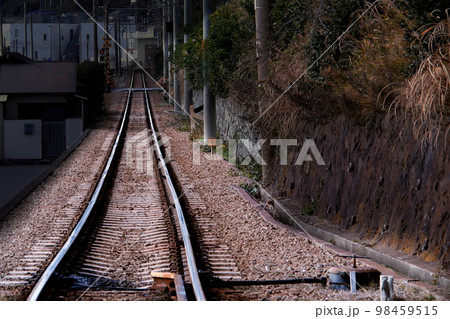 ローカル電車の線路がある風景1 98459515