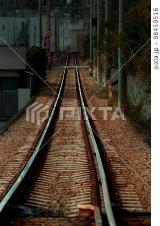 ローカル電車の線路がある風景2 ローカル電車の線路がある風景2 98459516