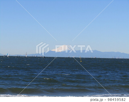 稲毛海岸から東京湾を挟んで見た雪を被った富士山 稲毛海岸から東京湾を挟んで見た雪を被った富士山 98459582