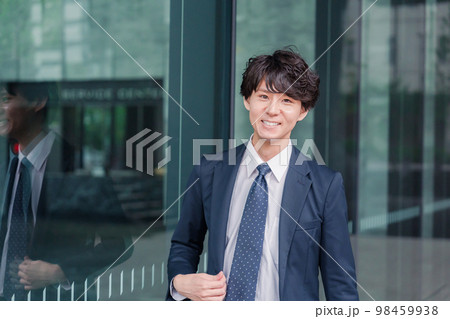 オフィスをさわやかに歩くビジネスマン オフィスをさわやかに歩くビジネスマン 98459938