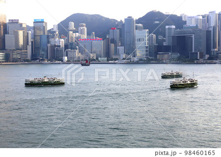 香港の高層ビル前をゆくスターフェリー 香港の高層ビル前をゆくスターフェリー 98460165