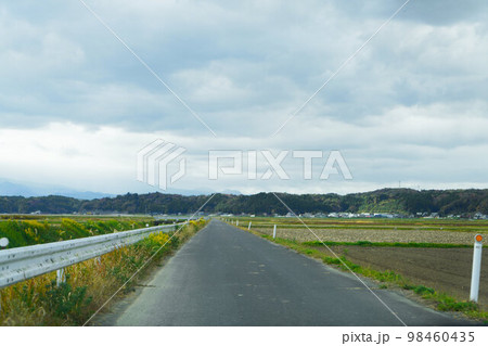 真っ直ぐ続く道 真っ直ぐ続く道 98460435