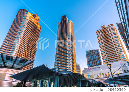 日本の川崎都市景観　夕日を浴びる武蔵小杉駅前のタワーマンション群などを望む 98460569