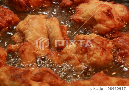 庶民の家庭料理、鳥の唐揚げ(少ない油でeco料理)1 庶民の家庭料理、鳥の唐揚げ(少ない油でeco料理)1 98460957